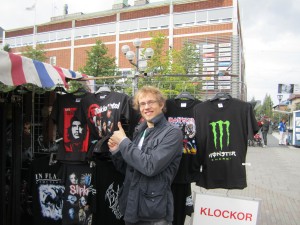 Er hat natürlich gleich seine Lieblingsband entdeckt, hier in Schweden!